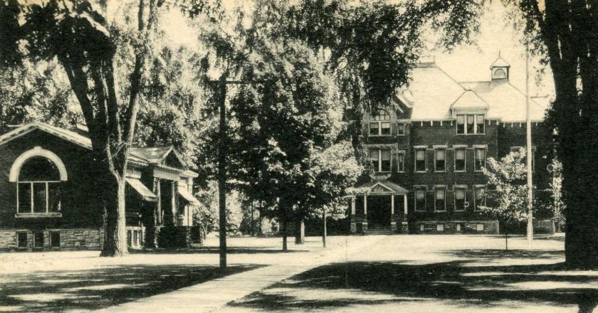 CAMBRIDGE NY CAMBRIDGE HIGH SCHOOL B/W POSTCARD NEW LOW PRICE 3.99 