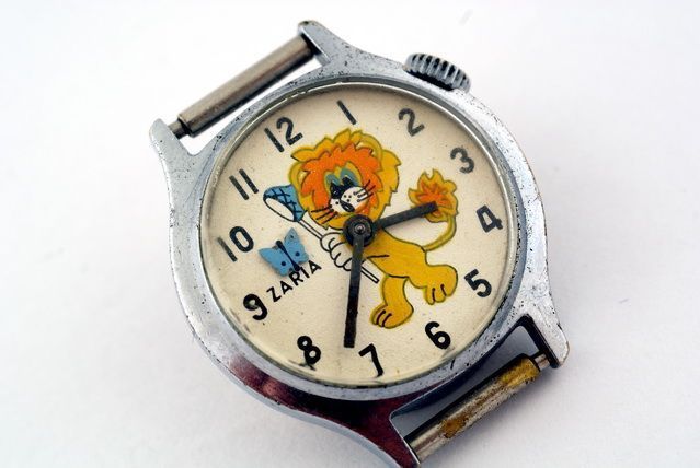 USSR vintage funny watch Zaria Leo catches a butterfly  