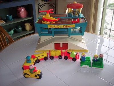 ORIGINAL VINTAGE FISHER PRICE LITTLE PEOPLE PLAY FAMILY AIRPORT 