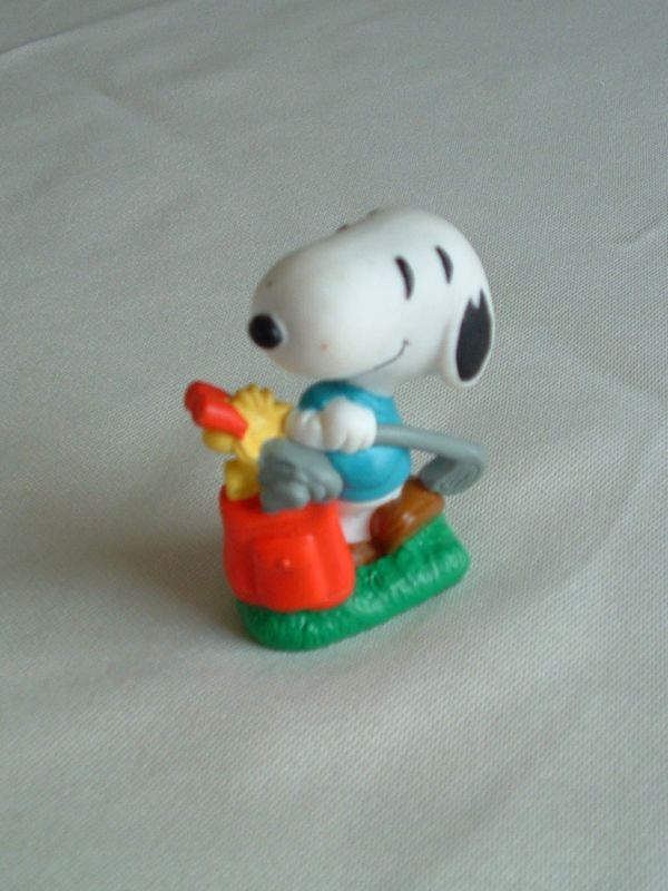 PEANUTS SNOOPY AND WOODSTOCK PLAYING GOLF  