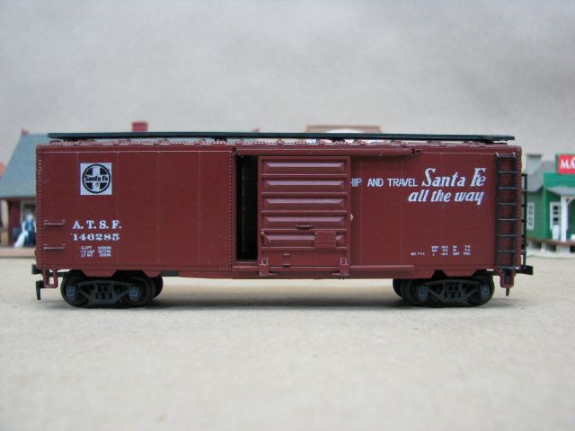 ROCO Santa Fe 146285 Burlington Northern 64040 boxcar  